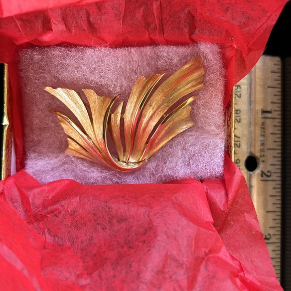 Trifari signed vintage gold tone brooch - Picture 4 of 4